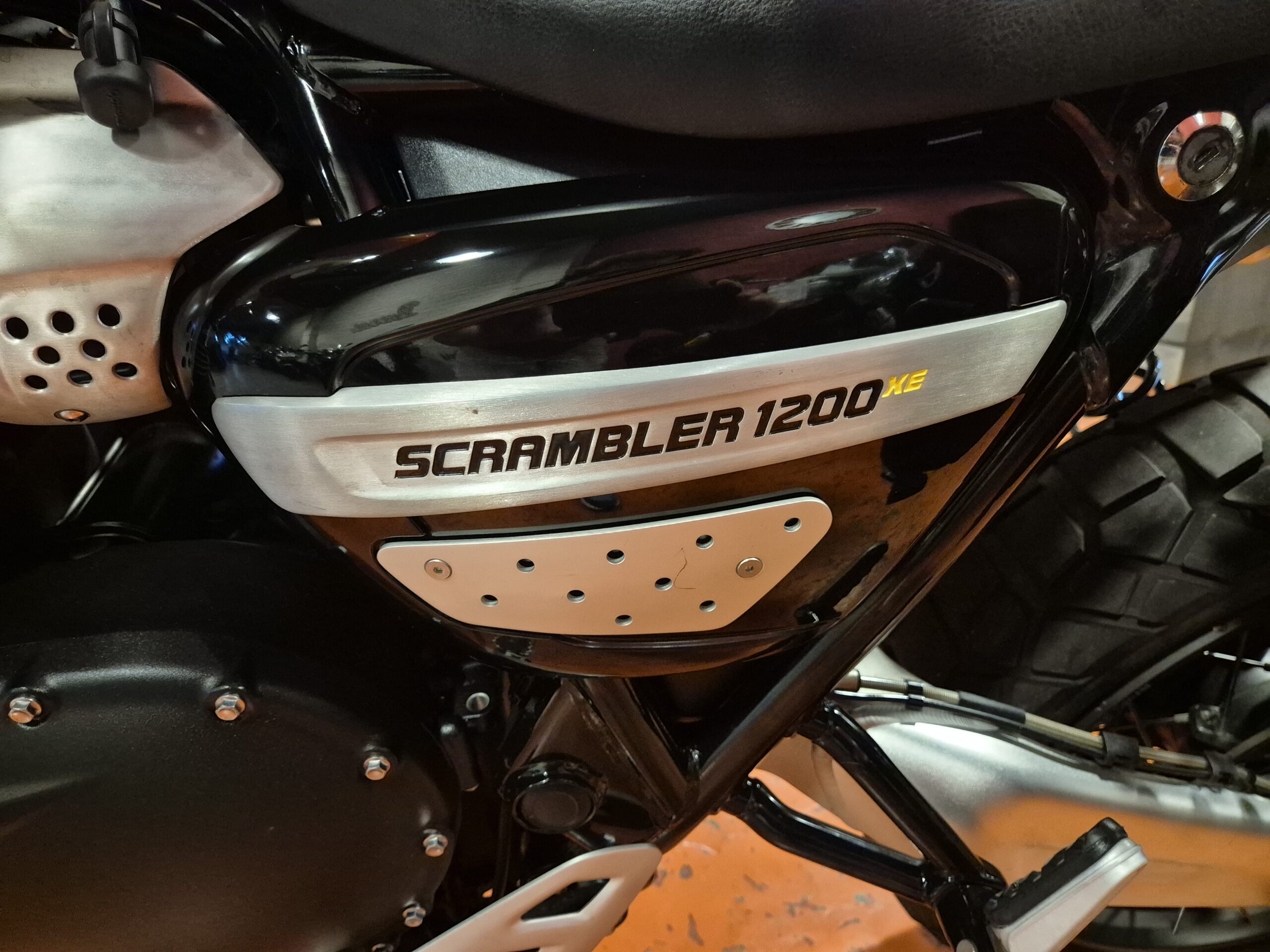 TRIUMPH SCRAMBLER 1200 XE GOLD LINE - Imagen 8