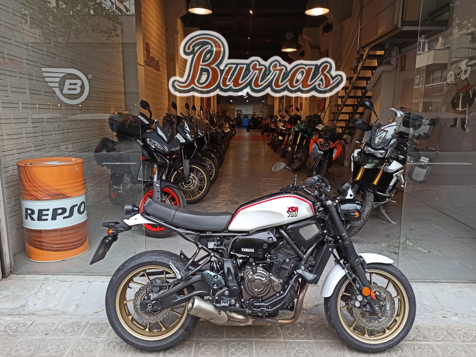 YAMAHA XSR 700 XTRIBUTE