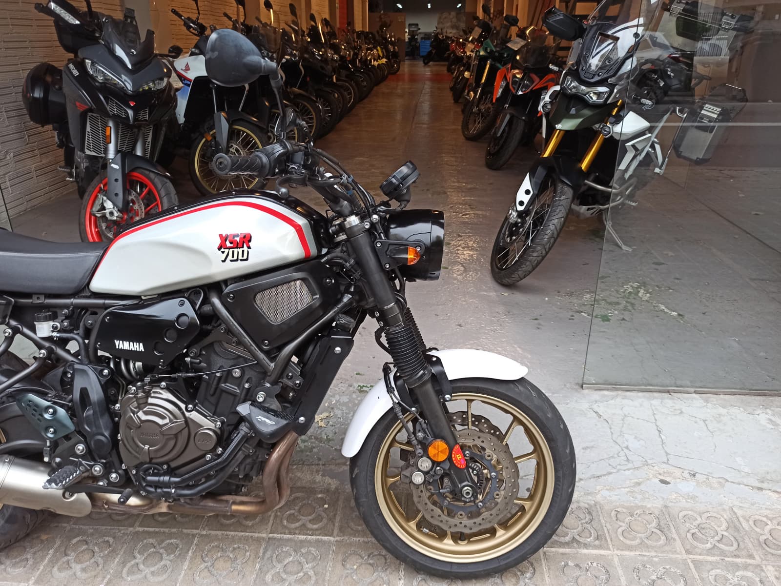 YAMAHA XSR 700 XTRIBUTE - Imagen 3