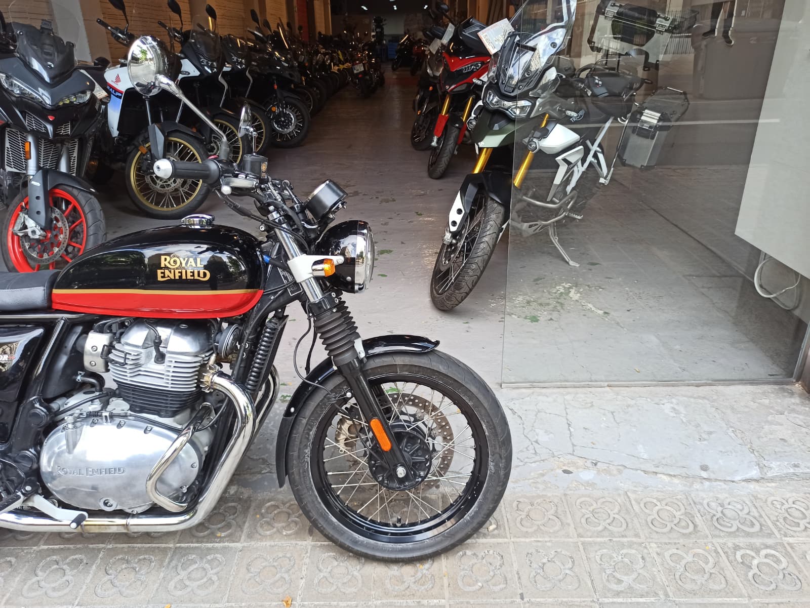 ROYAL ENFIELD INTERCEPTOR 650 - Imagen 3