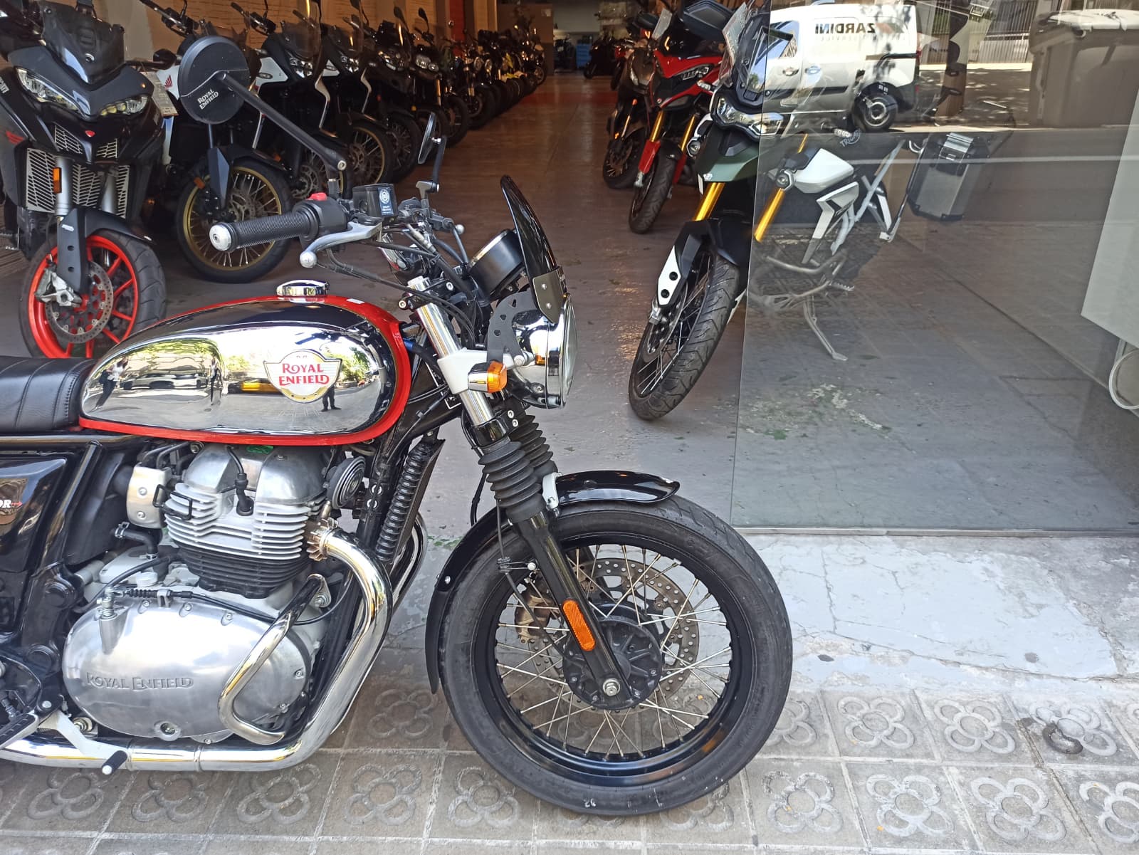 ROYAL ENFIELD INTERCEPTOR - Imagen 3