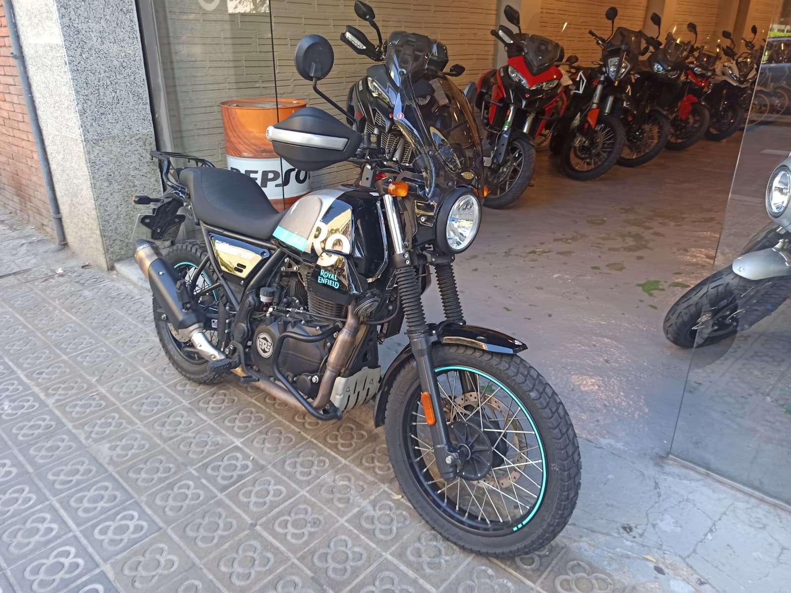 ROYAL ENFIELD SCRAM 411 - Imagen 4