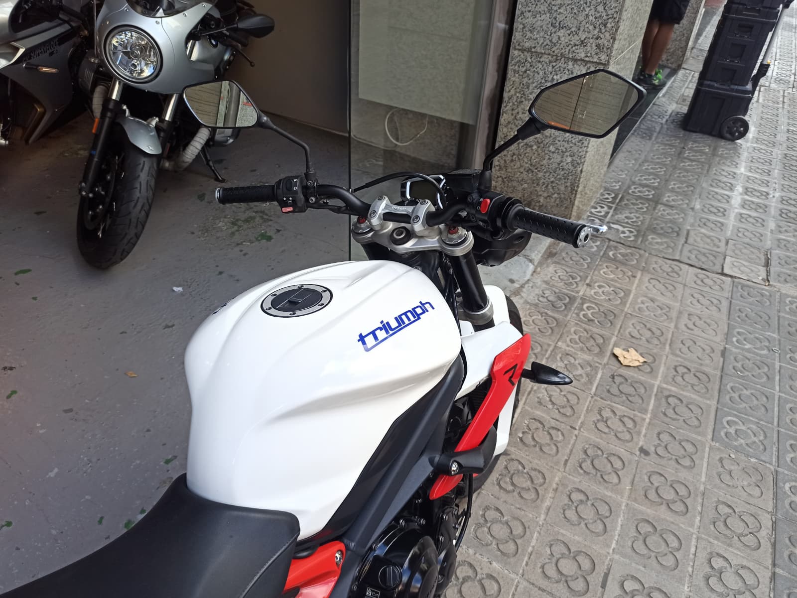 TRIUMPH STREET TRIPLE 675 - Imagen 6