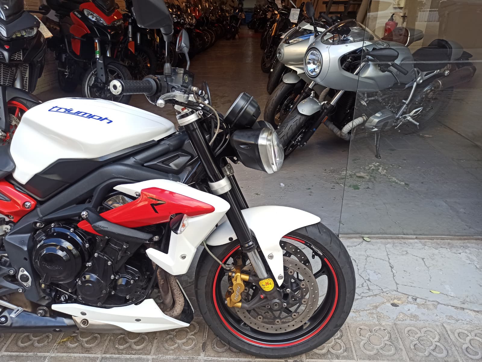 TRIUMPH STREET TRIPLE 675 - Imagen 3