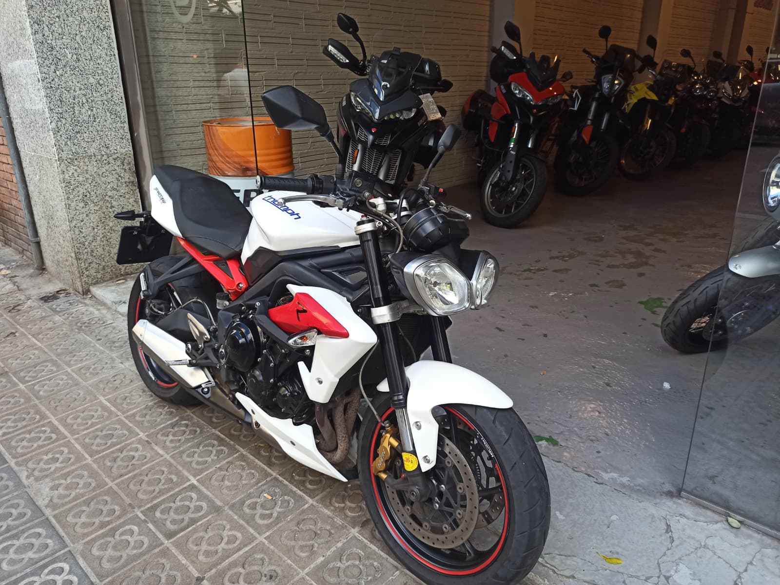 TRIUMPH STREET TRIPLE 675 - Imagen 4