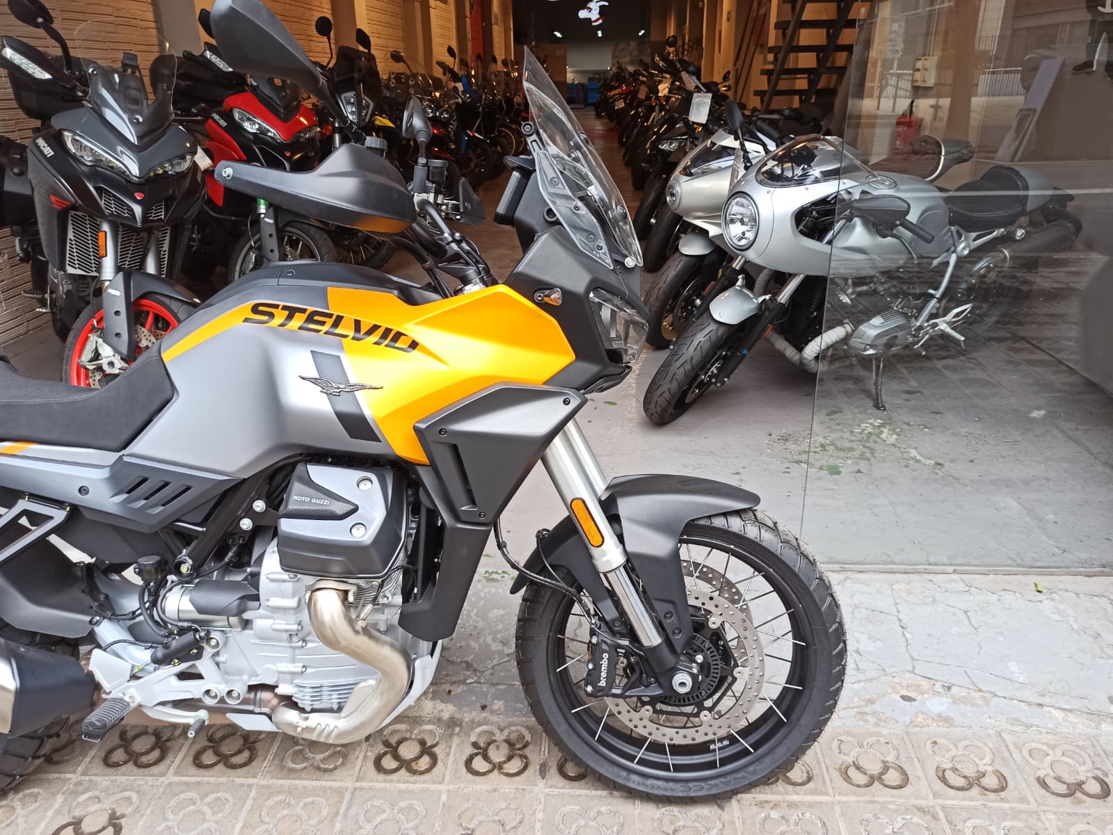 MOTO GUZZI STELVIO - Imagen 3